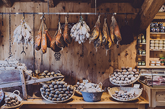 Photo d'un étalage de charcuterie.