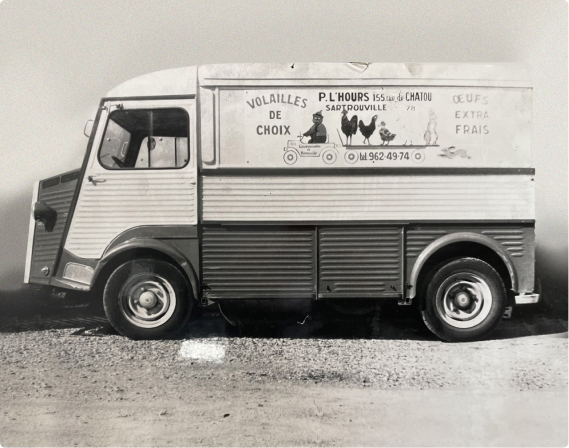 Photo en noir et blanc d'un camionette retro.